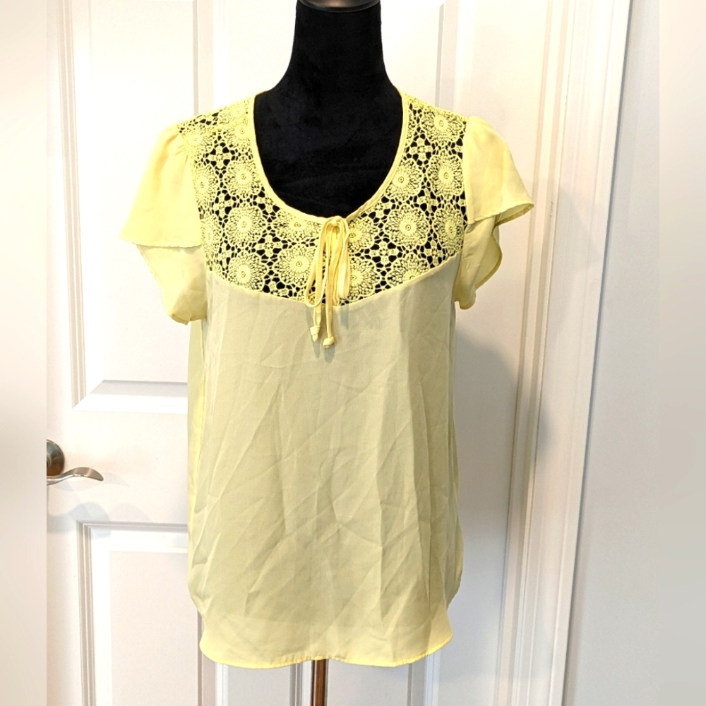 Endes Women's Size MEDIUM Blouse 100% Polyester Short Sleeves Yellow